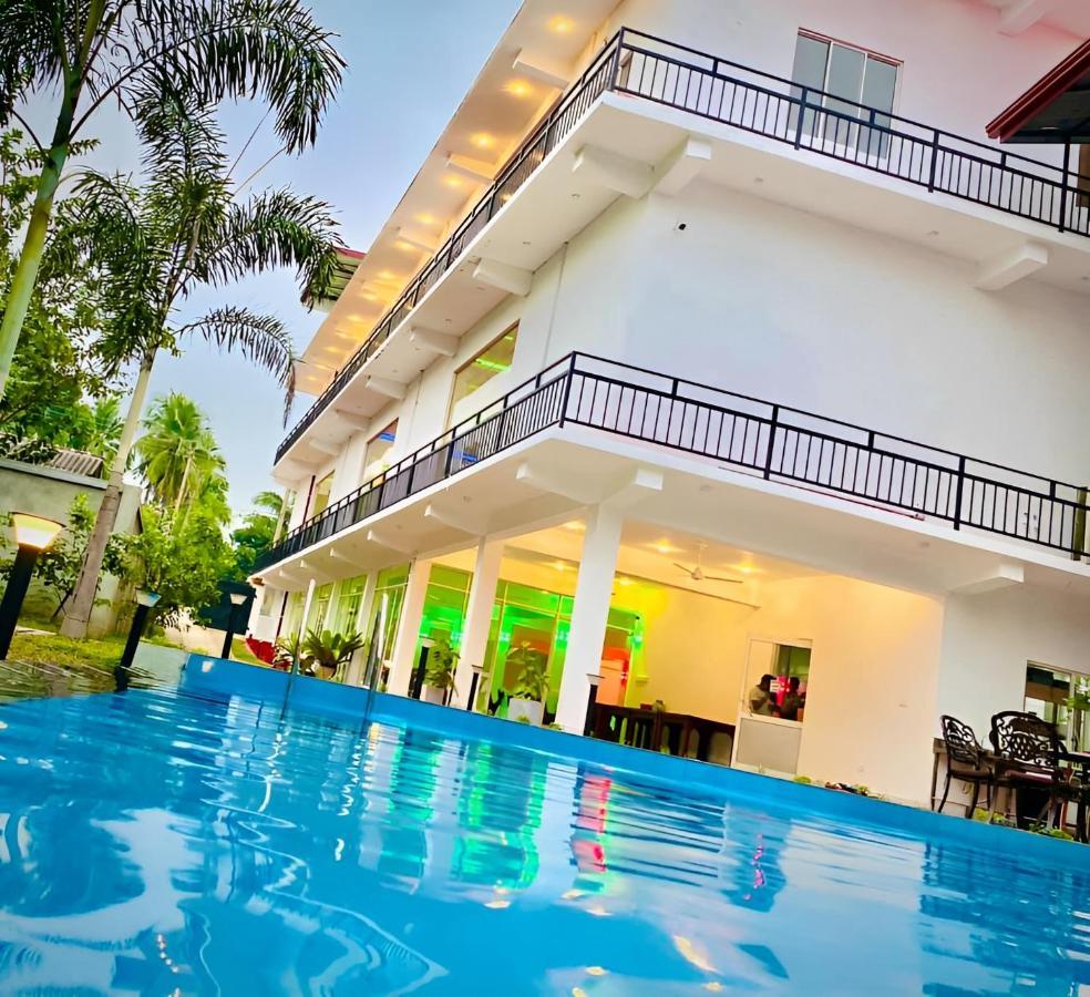 Hotel Summer Haven Полоннарува Екстер'єр фото