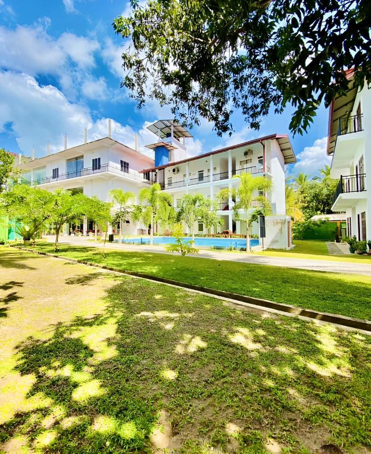 Hotel Summer Haven Полоннарува Екстер'єр фото